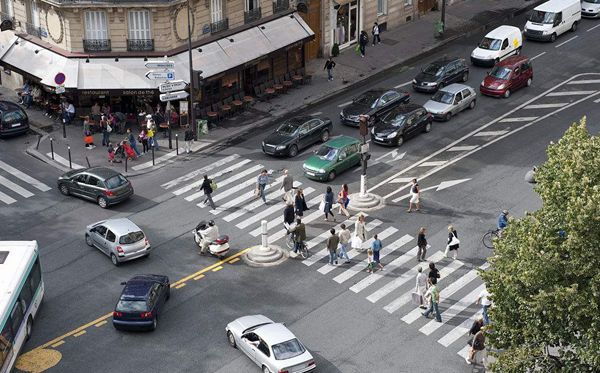 法国巴黎：让闯红灯者警醒的“虚拟车祸”广告牌
